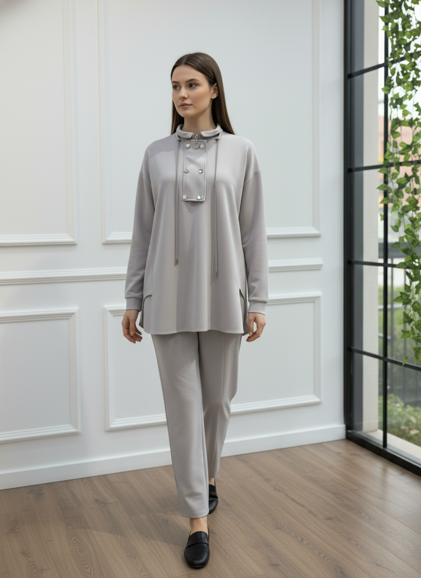 Metal Düğme ve Zincir Detaylı Yüksek Yaka Gri Takım