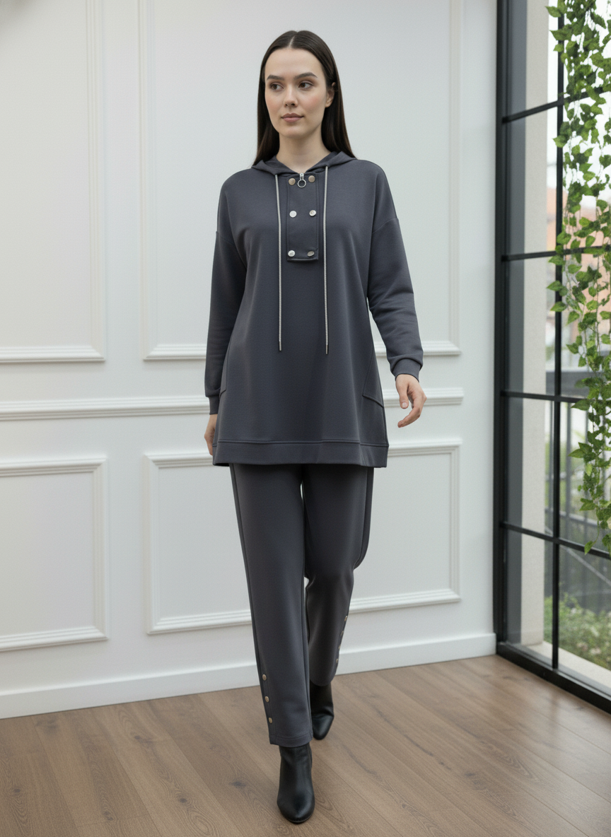 Metal Düğme ve Zincir Detaylı Yüksek Yaka Gri Takım