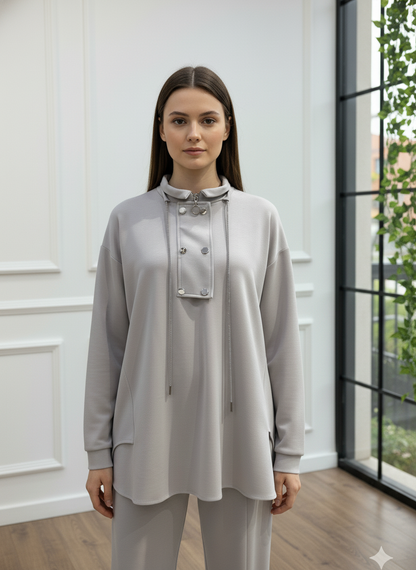 Metal Düğme ve Zincir Detaylı Yüksek Yaka Gri Takım