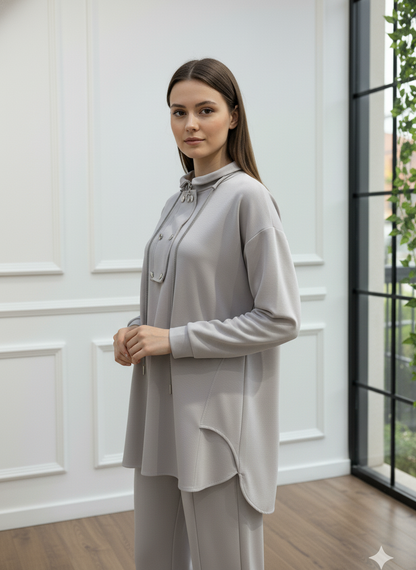 Metal Düğme ve Zincir Detaylı Yüksek Yaka Gri Takım