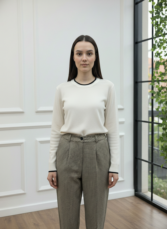 Yaka ve Manşetleri Siyah Kontrastlı Triko Kazak