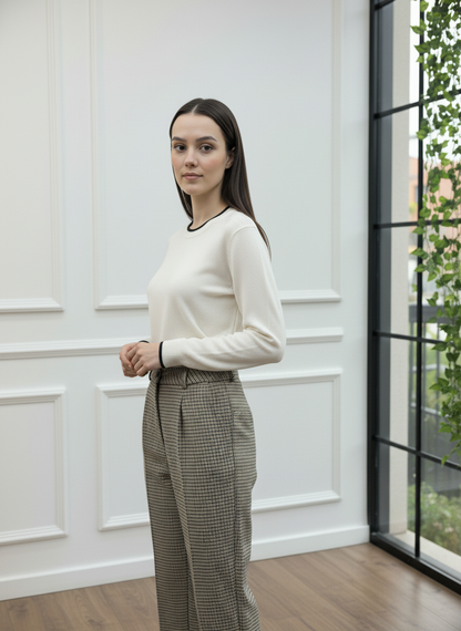 Yaka ve Manşetleri Siyah Kontrastlı Triko Kazak