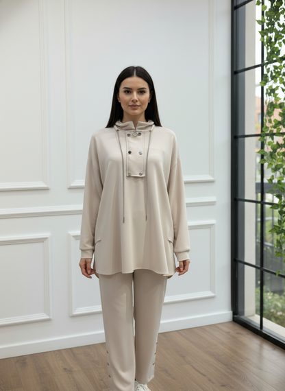 Metal Düğme ve Zincir Detaylı Yüksek Yaka Gri Takım