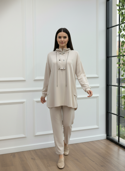 Metal Düğme ve Zincir Detaylı Yüksek Yaka Gri Takım